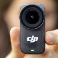 DJI Osmo Nano：创作者小相机越来越像随身 AI 硬件