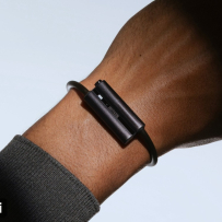 Fitbit创始人新作：无屏手环用AI把全家健康‘说’给你听