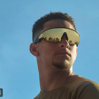 Oakley联名AI眼镜实测：运动时不用掏手机，还能看心率