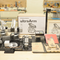 桌面机械臂ultraArm P340发布：号称教你视觉AI，写字刻字都能干