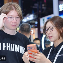 AI眼镜卷到14.9克！Moonix做减法，戴上竟能“忘记它”