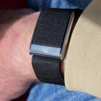 Fitbit Air 硬刚 Whoop：无屏追踪器只要 99 美元，核心数据还免费